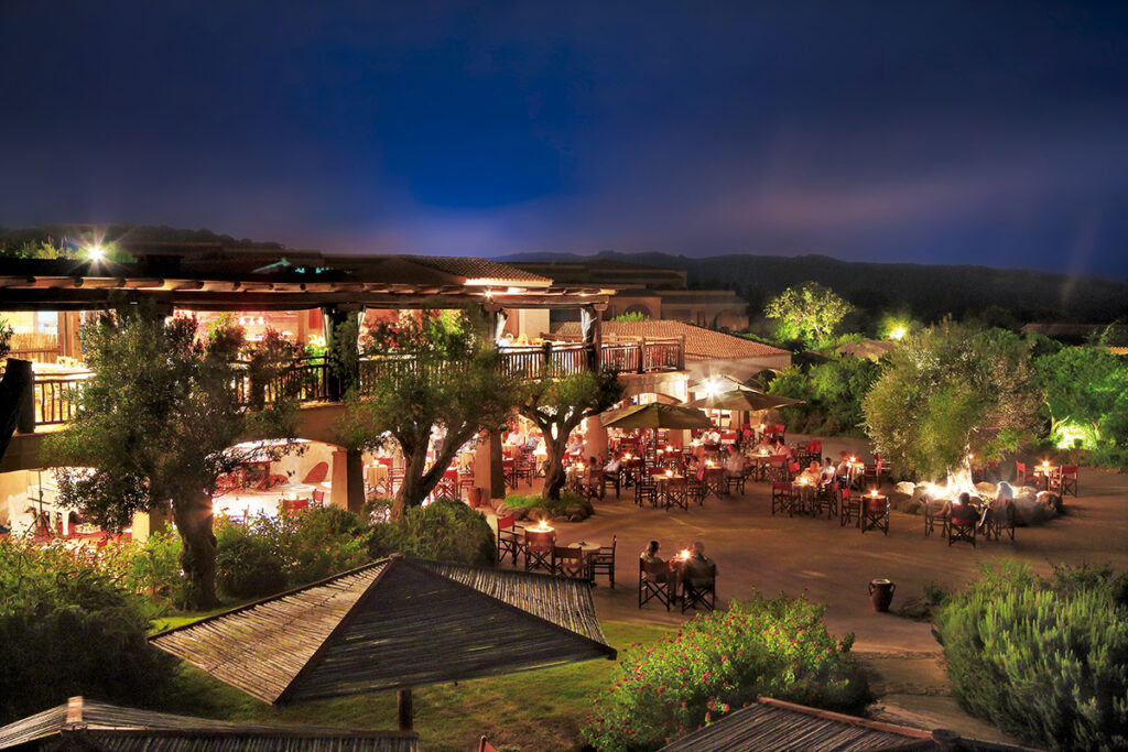 Abendstimmung ueber der Piazzetta des Hotels Valle dell Erica Resort Thalasso Spa, Santa Teresa di Gallura - meer sardinien urlaub
