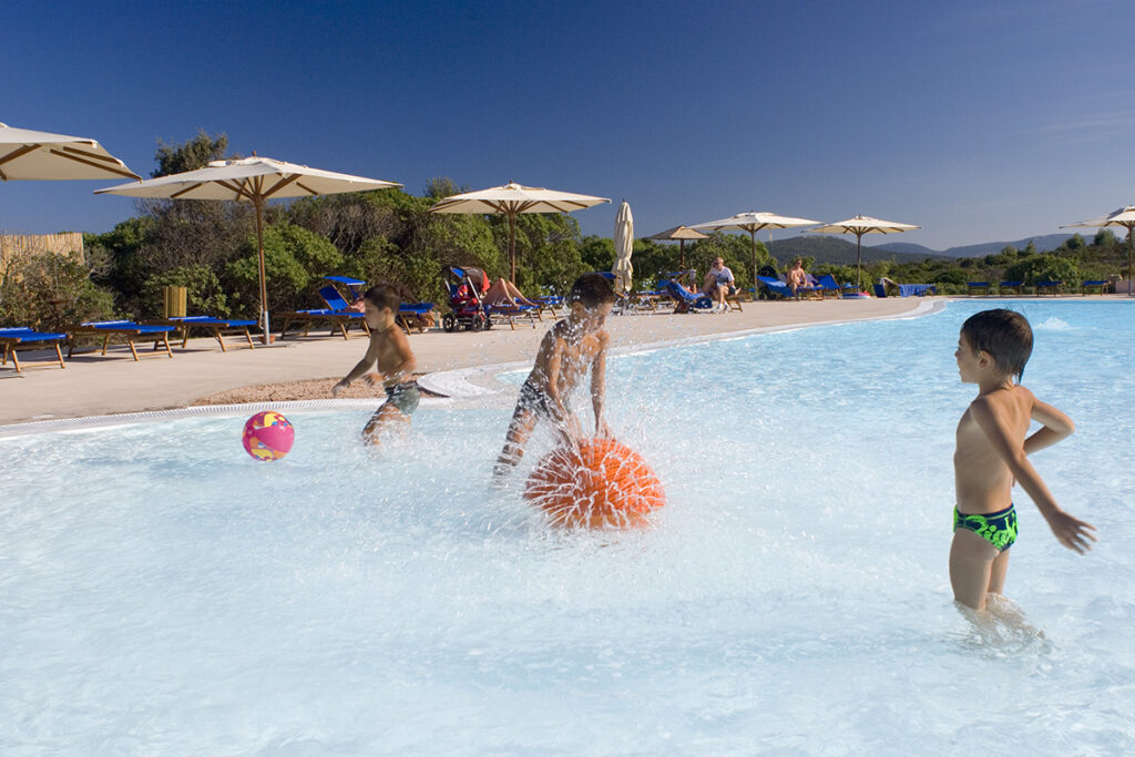 Ausgelassene Spiele im Kinderpool des Hotels Valle dell Erica Resort Thalasso Spa, Santa Teresa di Gallura - meer sardinien urlaub