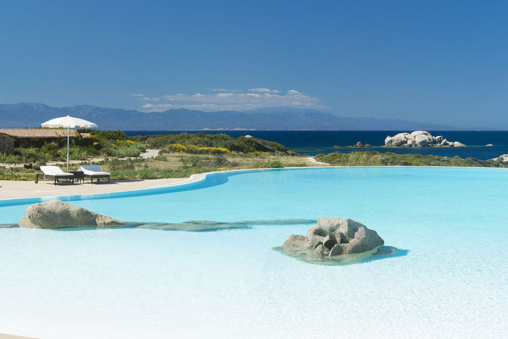 Blick auf einen der herrlichen Pools vom Hotel Valle dell’Erica Resort Thalasso Spa, Santa Teresa di Gallura - meer sardinien urlaub
