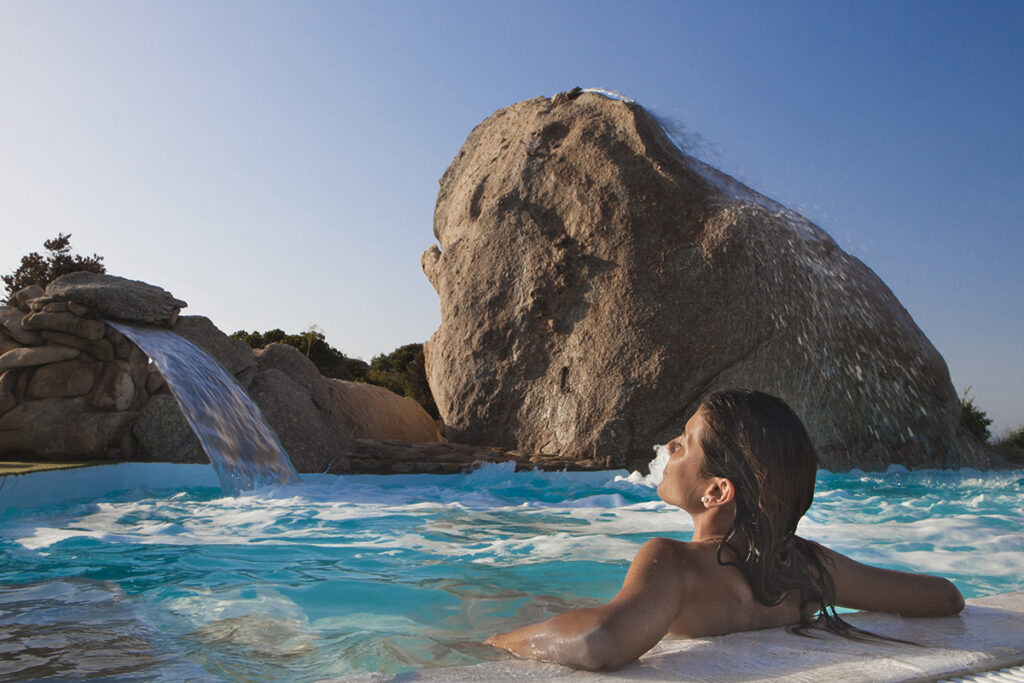 Der Aussenpool des Wellnessbereichs vom Hotel Valle dell’Erica Resort Thalasso Spa, Santa Teresa di Gallura - meer sardinien urlaub