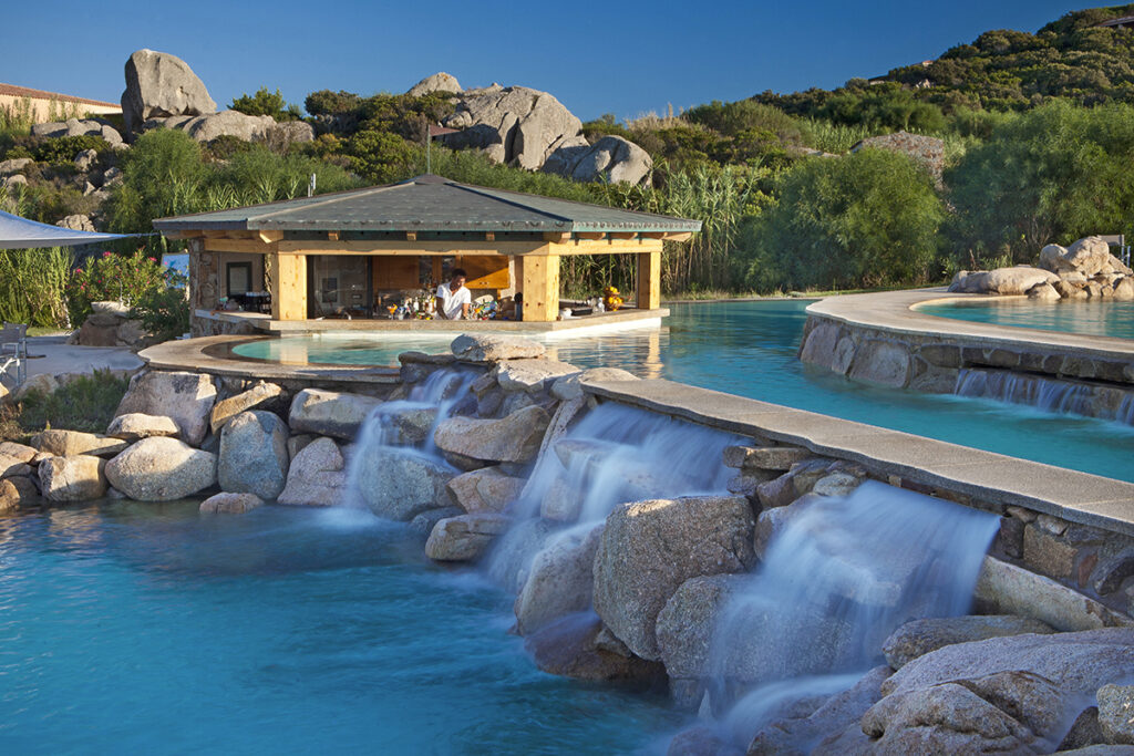 Der Pool mit Wasserfaellen des Hotels Licciola vom Hotel Valle dell’Erica Resort Thalasso Spa, Santa Teresa di Gallura - meer sardinien urlaub