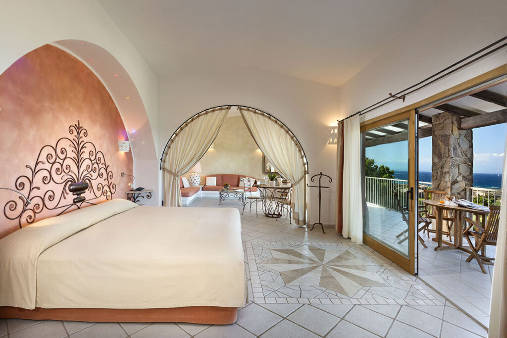 Die President Spargi Suite mit Meerblick des Hotelbereichs Erica des Hotels Valle dell’Erica Resort Thalasso Spa, Santa Teresa di Gallura - meer sardinien urlaub