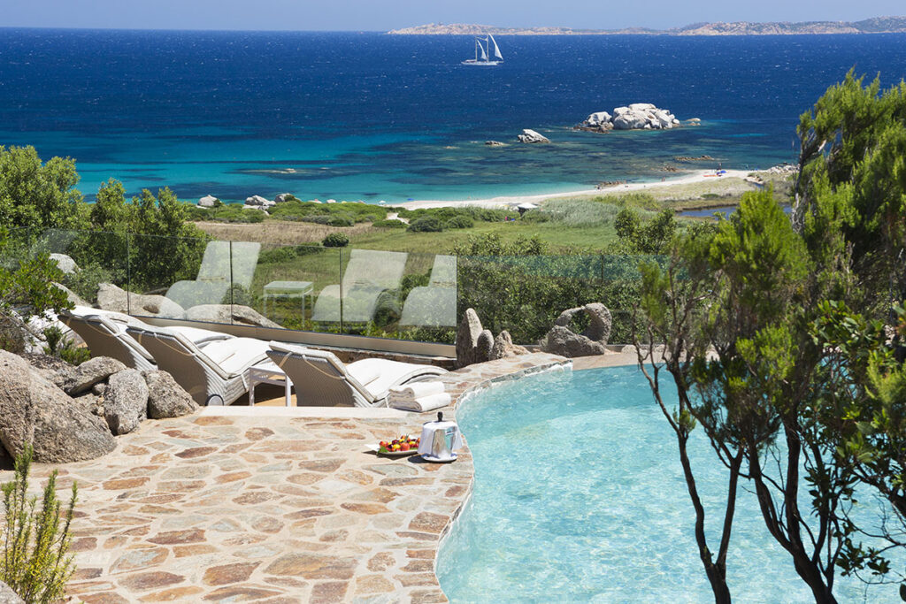 Die Suite Arcipelago mit Pool- und Meerblick des Hotelbereichs Licciola-vom Hotel Valle dell Erica Resort Thalasso Spa, Santa Teresa di Gallura - meer sardinien urlaub