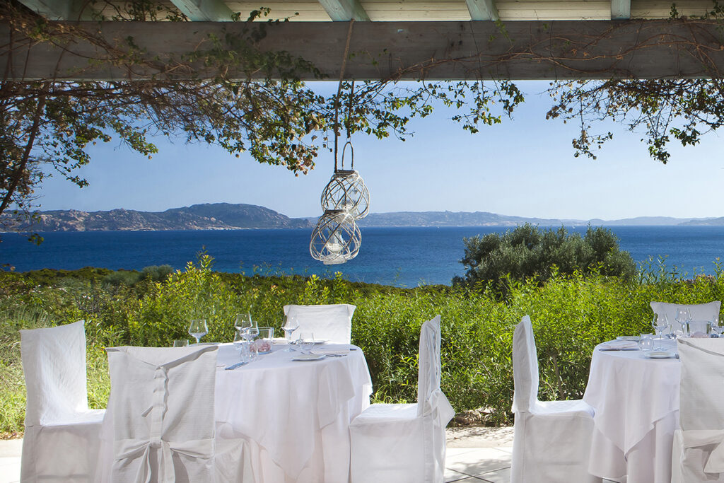 Die Tische mit traumhaftem Meerblick des Restaurants Grecale des Hotels Valle dell Erica Resort Thalasso Spa, Santa Teresa di Gallura - meer sardinien urlaub