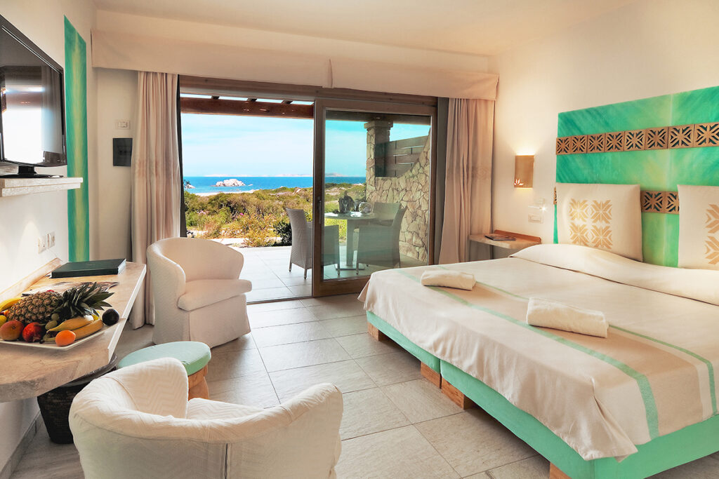 Ein Superior-Licciola-Zimmer mit Meerblick des Hotelbereichs Licciola vom Hotel Valle dell’Erica Resort Thalasso Spa, Santa Teresa di Gallura - meer sardinien urlaub