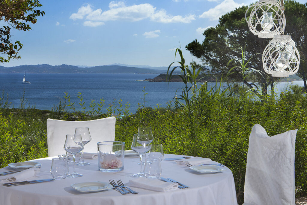 Ein Tisch des Restaurants Grecale mit Meerblick - Hotel Valle dell Erica Resort Thalasso Spa, Santa Teresa di Gallura - meer sardinien urlaub
