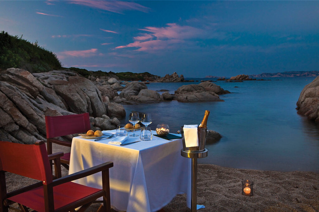 Ein Tisch des Restaurants Li Zini direkt am Strand des Hotels Valle dell Erica Resort Thalasso Spa, Santa Teresa di Gallura - meer sardinien urlaub