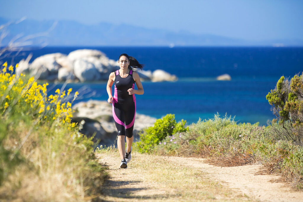 Ein schoener Laufweg mit Meerblick beim Hotel Valle dell Erica Resort Thalasso Spa, Santa Teresa di Gallura - meer sardinien urlaub