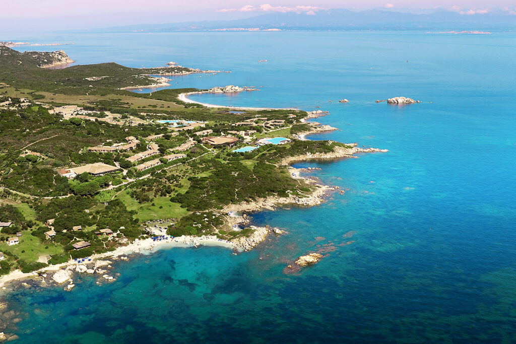 Eindrucksvolle Luftaufnahme auf das Meer und das Hotel Valle dell’Erica Resort Thalasso Spa, Santa Teresa di Gallura - meer sardinien urlaub