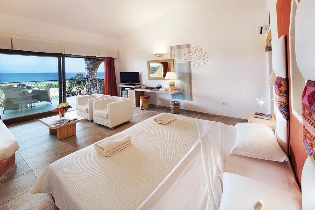 Eine Family-Suite Licciola mit Meerblick des Hotelbereichs Licciola vom Hotel Valle dell’Erica Resort Thalasso Spa, Santa Teresa di Gallura - meer sardinien urlaub