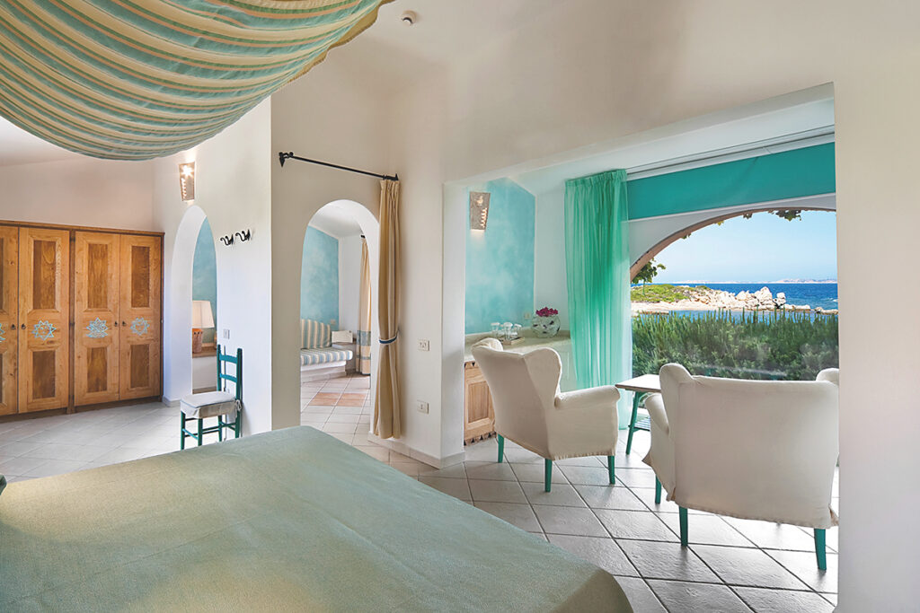 Eine Juniorsuite Erica mit Meerblick des Hotelbereichs Erica vom Hotel Valle dell’Erica Resort Thalasso Spa, Santa Teresa di Gallura - meer sardinien urlaub