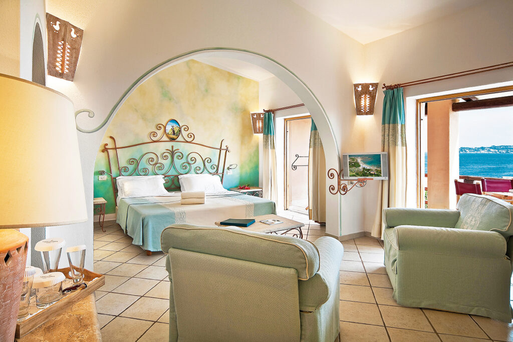 Eine Juniorsuite Mirtilla mit Meerblick des Hotelbereichs Erica vom Hotel Valle dell’Erica Resort Thalasso Spa, Santa Teresa di Gallura - meer sardinien urlaub