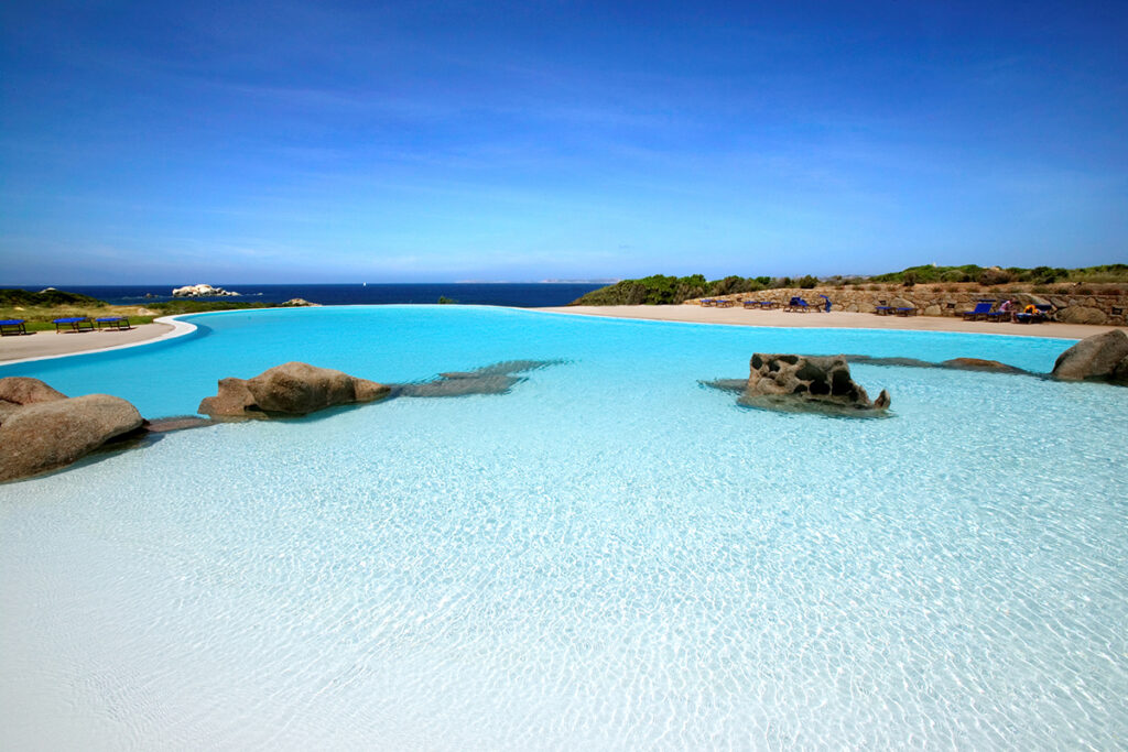 Einer der traumhaften Pools mit Felsen des Hotels Valle dell Erica Resort Thalasso Spa, Santa Teresa di Gallura - meer sardinien urlaub