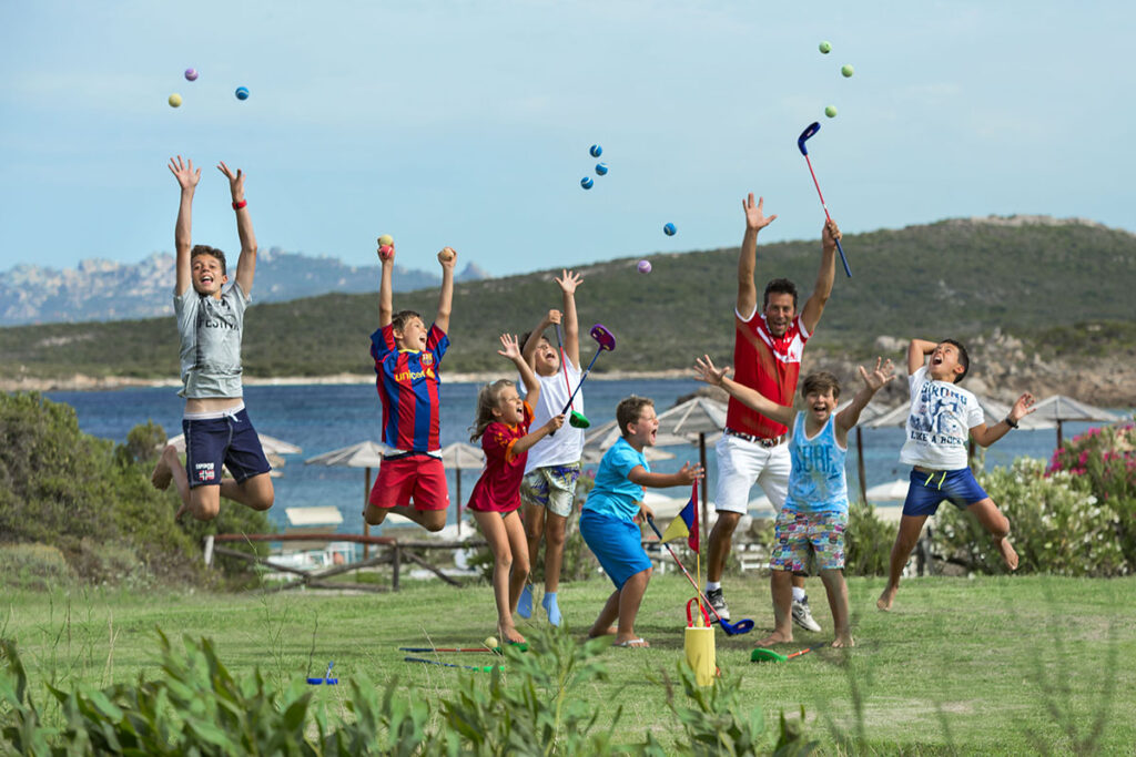 Golf-Spass mit Meerblick fuer Kinder im Hotel Valle dell’Erica Resort Thalasso Spa, Santa Teresa di Gallura - meer sardinien urlaub
