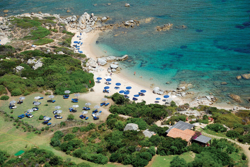 Luftaufnahme des Strandes vom Hotel Valle dell Erica Resort Thalasso Spa, Santa Teresa di Gallura - meer sardinien urlaub