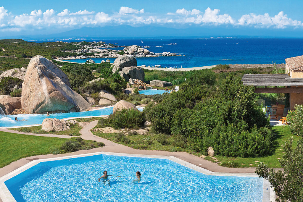 Panoramablick auf die Pools des Wellnessbereichs im Hotel Valle dell’Erica Resort Thalasso Spa, Santa Teresa di Gallura - meer sardinien urlaub