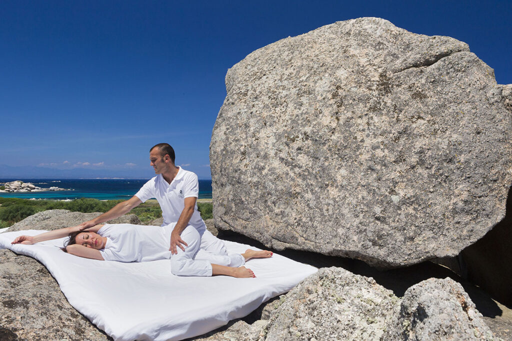 Shiatsu Anwendungen im Freien im Hotel Valle dell Erica Resort Thalasso Spa, Santa Teresa di Gallura - meer sardinien urlaub
