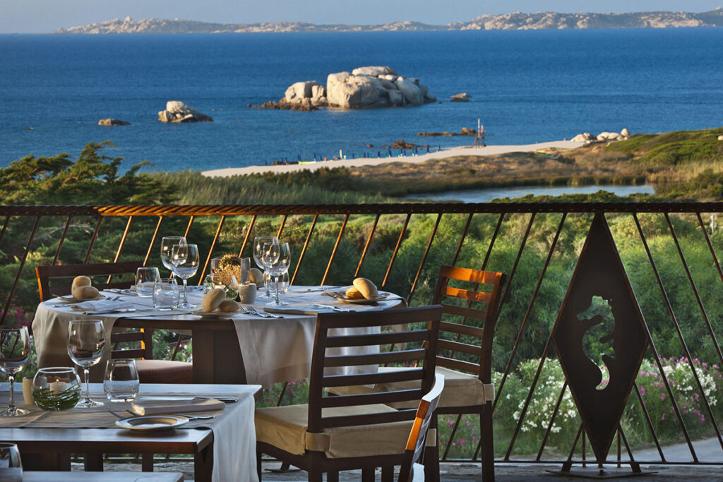 Tische mit Meerblick des Restaurants Les Bouches vom Hotel Valle dell Erica Resort Thalasso Spa, Santa Teresa di Gallura - meer sardinien urlaub