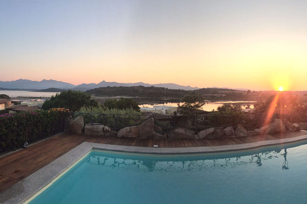 Abendstimmung am Pool des Ferienhauses Bouganvillea, Capo Coda Cavallo bei San Teodoro - meer sardinien urlaub