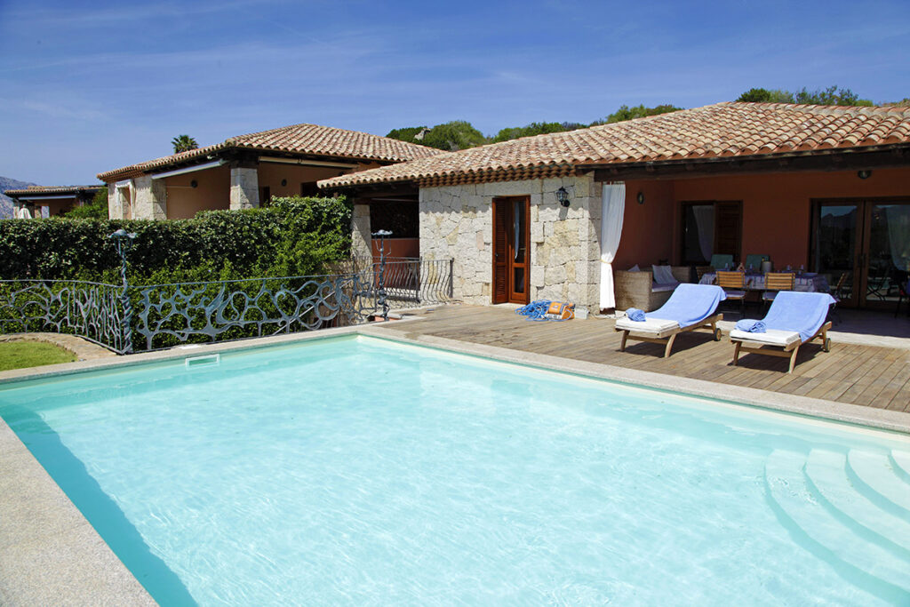 Aussenansicht des Ferienhauses Bouganvillea mit Pool, Capo Coda Cavallo bei San Teodoro - meer sardinien urlaub