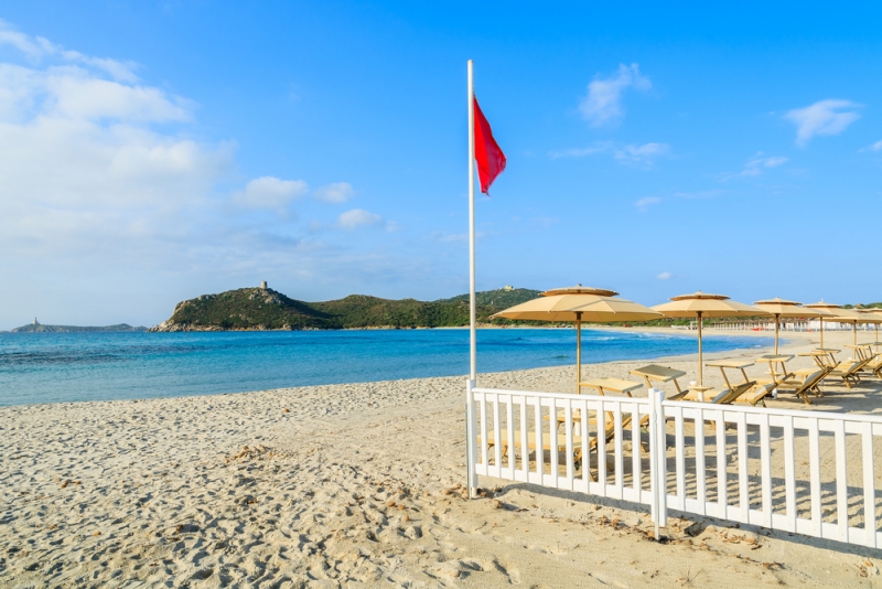 Baderegeln rote Fahne für Schwimmverbot - meer sardinien urlaub