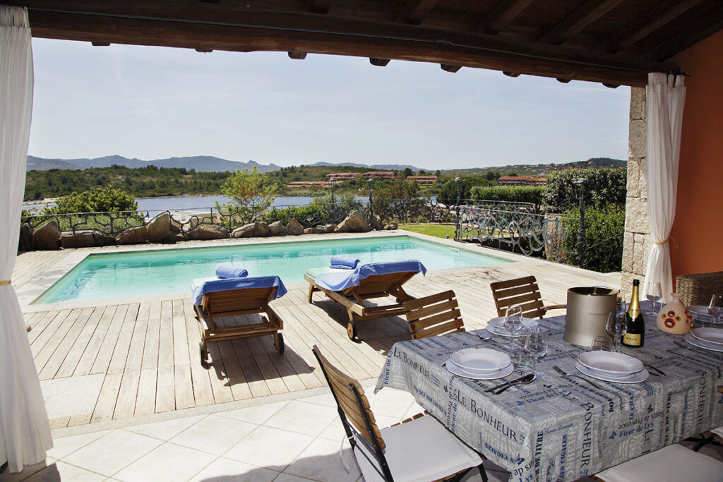 Blick von der Terrasse ueber den Pool zum Meer, Ferienhaus Bouganvillea, Capo Coda Cavallo bei San Teodoro - meer sardinien urlaub