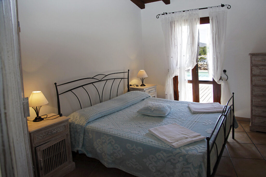 Ein Schlafzimmer im oberen Bereich des Ferienhauses Bouganvillea, Capo Coda Cavallo bei San Teodoro - meer sardinien urlaub