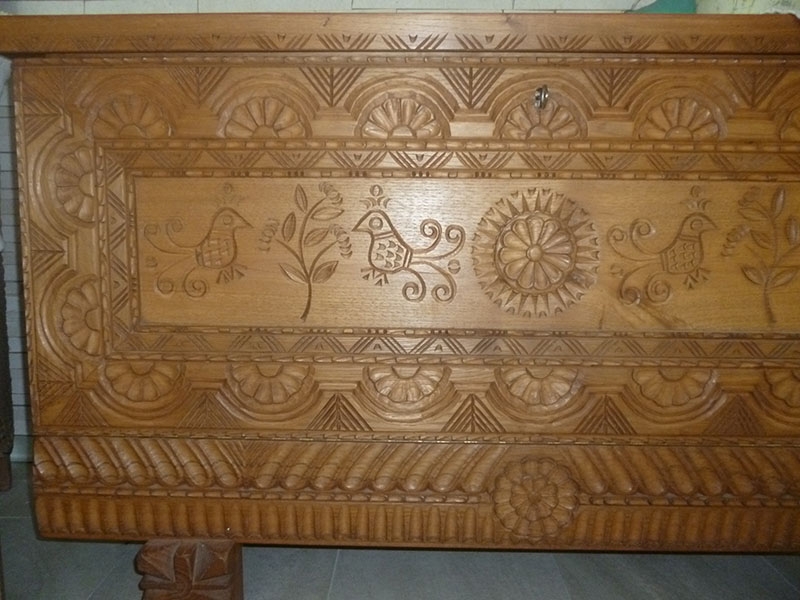 sardische Holztruhe mit typischem Schnitzwerk