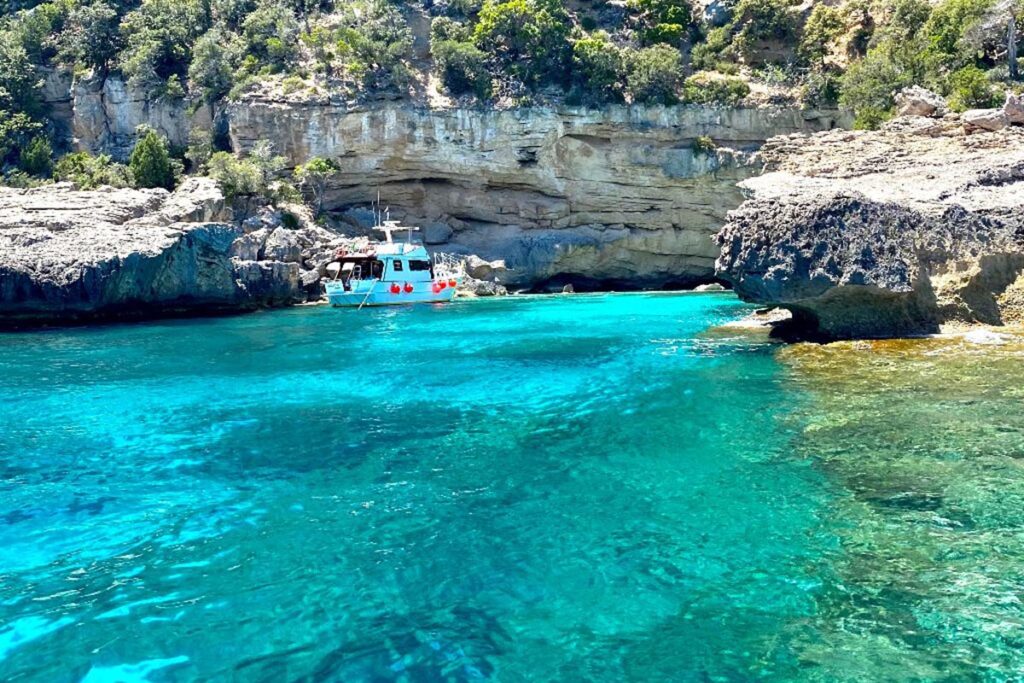 Natur und Meeresfarben das perfekte Programm des Bootsausflugs mit dem Motorboot Helios ab Arbatax - meer sardinien urlaub