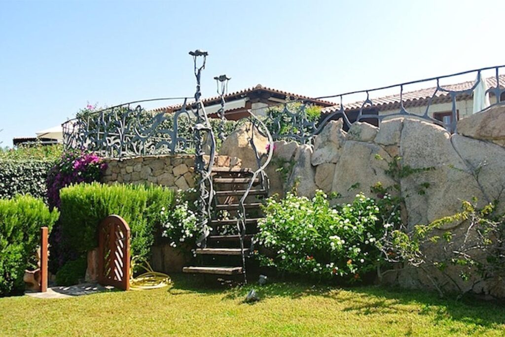 Treppenstufen zum Garten des Ferienhauses Bouganvillea, Capo Coda Cavallo bei San Teodoro - meer sardinien urlaub