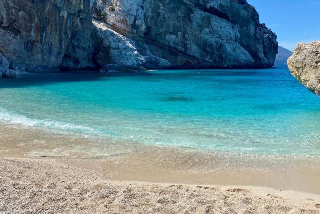auf Entdeckung paradiesischer Buchten Dank des Motorboots Helios ab Arbatax - meer sardinien urlaub
