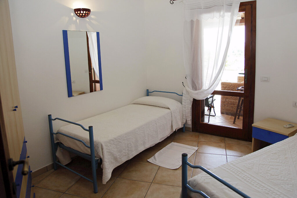 das Schlafzimmer mit zwei getrennten Betten des Ferienhauses Bouganvillea, Capo Coda Cavallo bei San Teodoro - meer sardinien urlaub