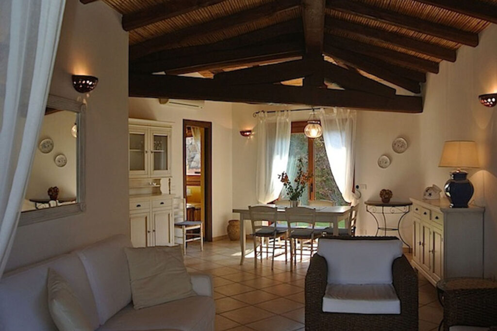 der Wohn- und Essbereich des Ferienhauses Bouganvillea, Capo Coda Cavallo bei San Teodoro - meer sardinien urlaub