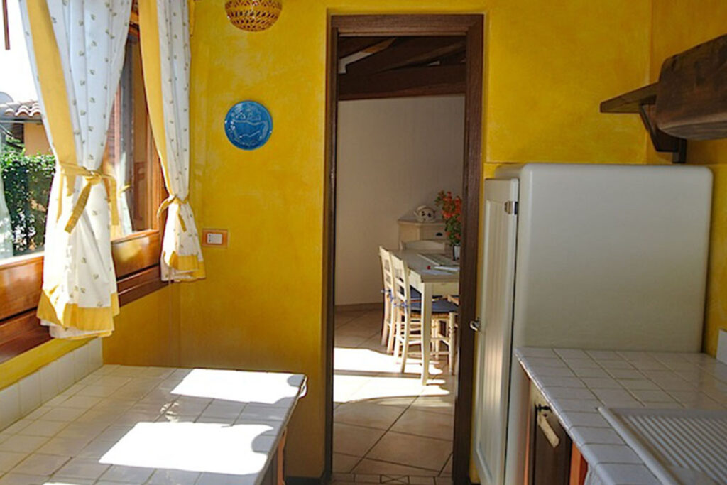 die Küche des Ferienhauses Bouganvillea, Capo Coda Cavallo bei San Teodoro - meer sardinien urlaub