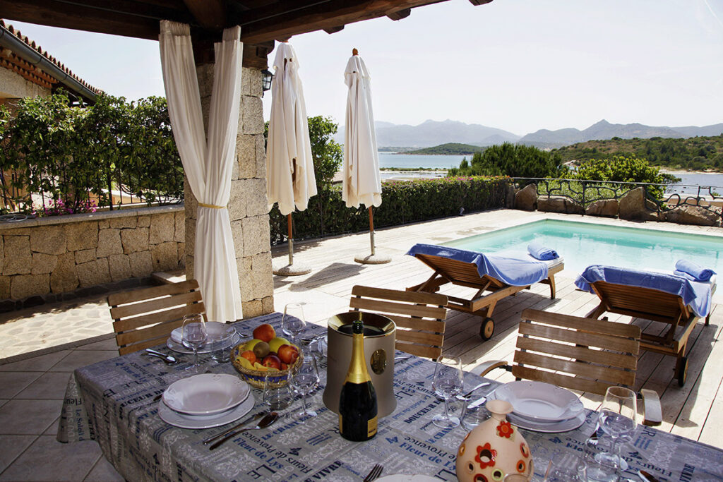 die Terrasse mit Pool- und Meerblick des Ferienhauses Bouganvillea, Capo Coda Cavallo bei San Teodoro - meer sardinien urlaub