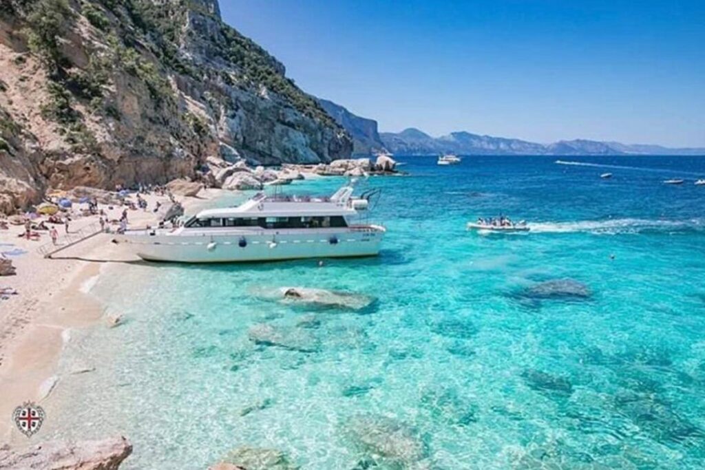 ein Badestopp im Paradies mit dem Motorboot Helios ab Arbatax - meer sardinien urlaub