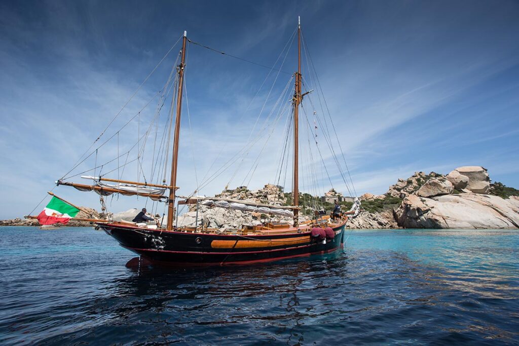 ein Erlebnis der besonderen Art im Marineschutzpark La Maddalena Dank des Bootsaufluges mit einem historischen Segelschoner ab Baja Sardinia - meer sardinien urlaub