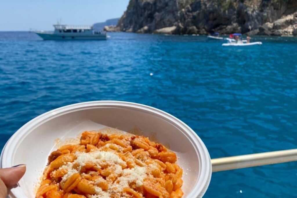 ein Teller sardischer Nudeln wohl vor der besten Meeres- und Naturkulisse Dank eines Bootsausflugs mit dem Motorboot Helios ab Arbatax - meer sardinien urlaub