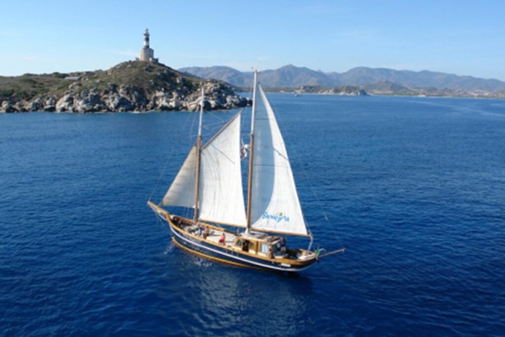 ein echtes Urlaubs-Highlight der Bootsauflug mit einem historischen Segelschoner ab Villasimius - meer sardinien urlaub
