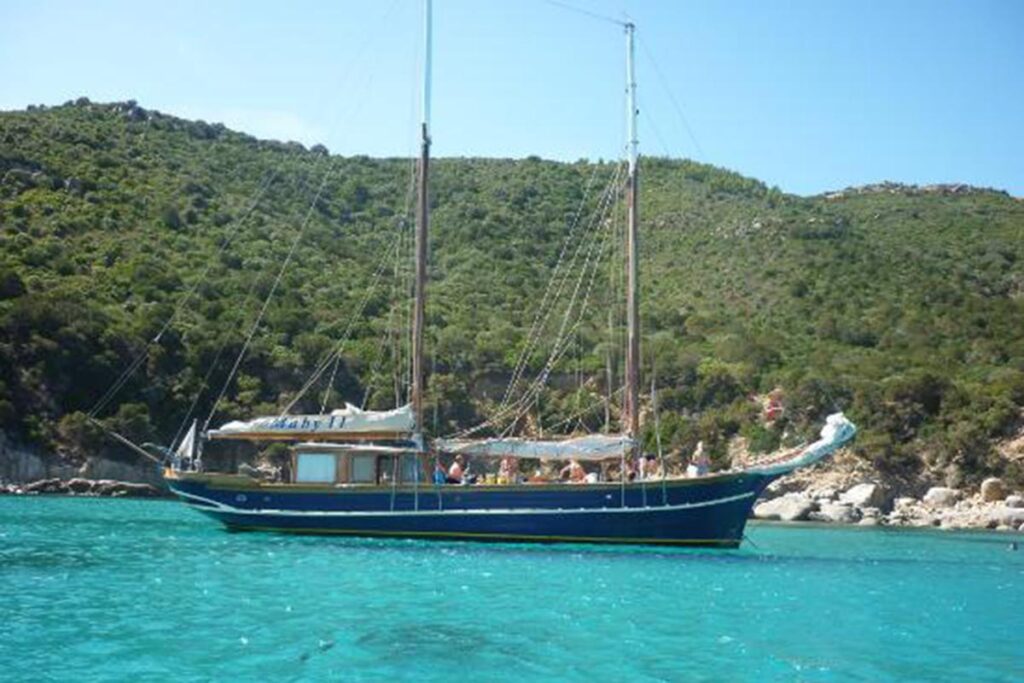ein herrlicher Badestopp im Marineschutzgebiet von Villasimius Dank des Bootsaufluges mit einem historischen Segelschoner ab Villasimius - meer sardinien urlaub