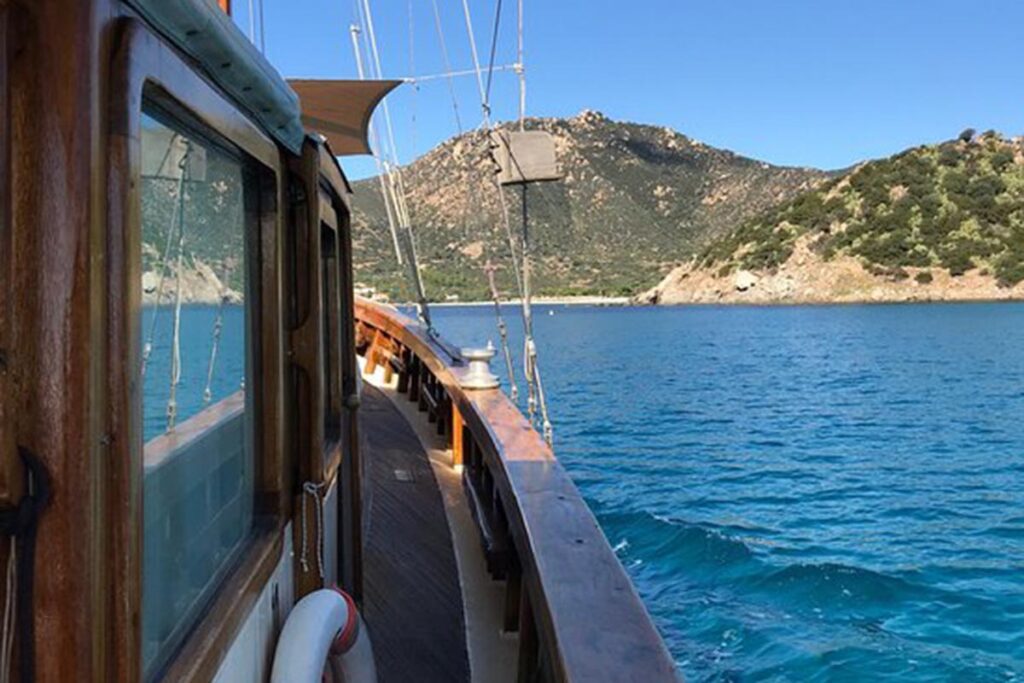 ein phantastischer Urlaubstag Dank des Bootsaufluges mit einem historischen Segelschoner ab Villasimius - meer sardinien urlaub