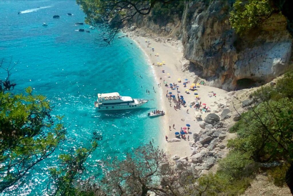 ein unvergesslicher Bootsausflug mit dem Motorboot Helios ab Arbatax - meer sardinien urlaub