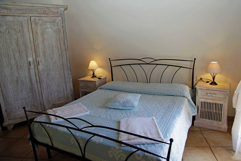eines der insgesamt fünf Schlafzimmer des Ferienhauses Bouganvillea, Capo Coda Cavallo bei San Teodoro - meer sardinien urlaub