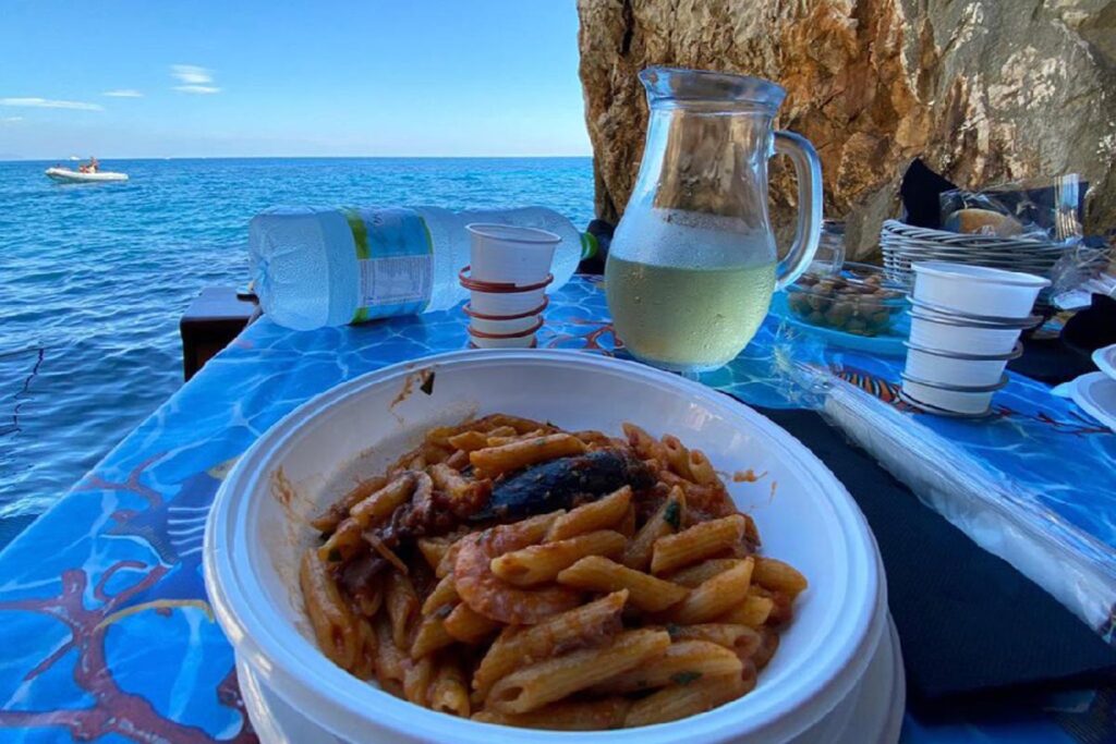 lecker Essen waehrend des Bootsausflugs mit dem Motorboot Helios ab Arbatax - meer sardinien urlaub