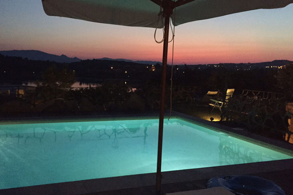 romantische Abenddaemmerung am Pool des Ferienhauses Bouganvillea, Capo Coda Cavallo bei San Teodoro - meer sardinien urlaub