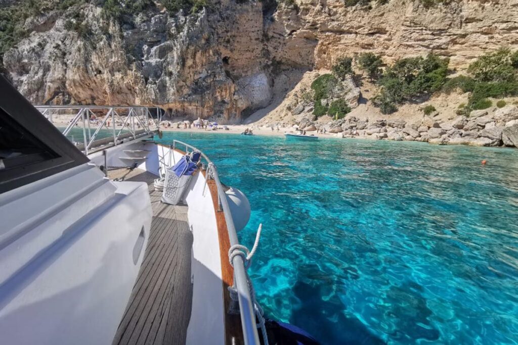 traumhafte Buchten, glasklares Wasser mit dem Motorboot Helios ab Arbatax - meer sardinien urlaub
