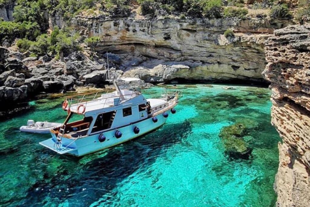 türkisfarbenes Meer und eine unbeschreibliche Natur, die nur per Boot erreicht werden kann, Bootsausflug mit dem Motorboot Helios ab Arbatax - meer sardinien urlaub