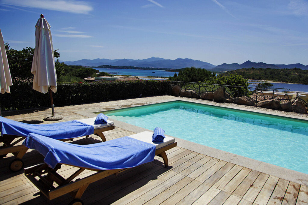 wohlig entspannen am Pool des Ferienhauses Bouganvillea, Capo Coda Cavallo bei San Teodoro - meer sardinien urlaub