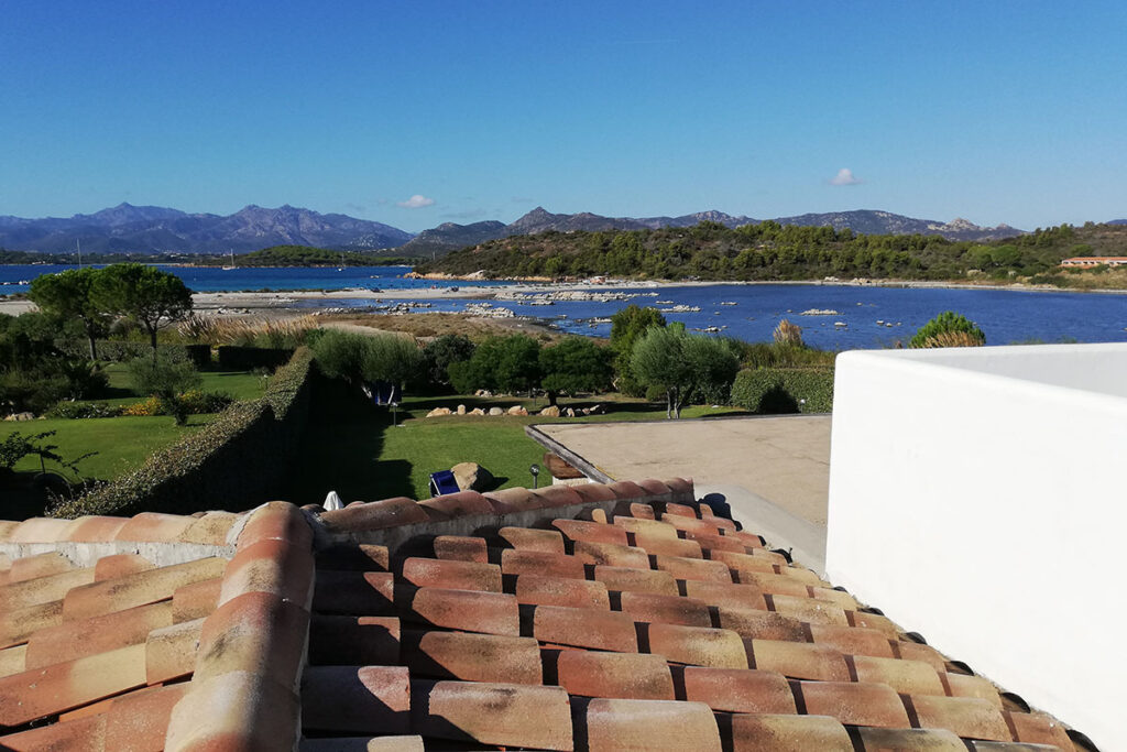 Aussicht geniessen auf der Dachterrasse des Ferienhauses Maresol mit Pool, Capo Coda Cavallo bei San Teodoro - meer sardinien urlaub