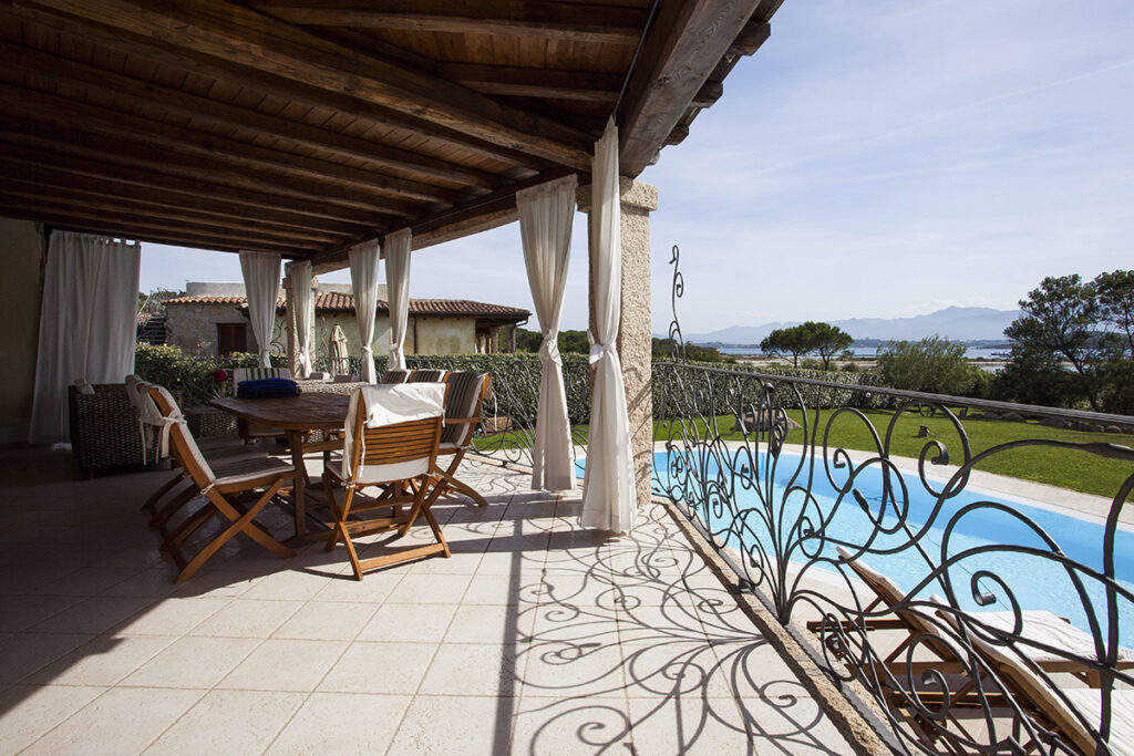 Entspannung ist auf der Terrasse des Ferienhauses Maresol mit Pool, Capo Coda Cavallo bei San Teodoro, vorprogrammiert - meer sardinien urlaub